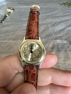 Classic Round Face Quartz Watch with Brown Leather Strap